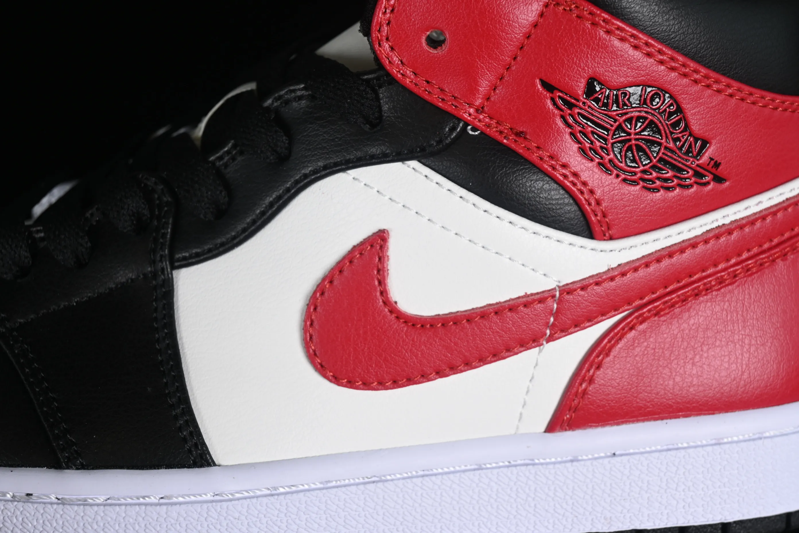 All categories Air Jordan Jordan series basketball shoes Air Jordan 1 Mid Air Jordan 1 Mid "Black Toe" AJ1 Joe 1 white black red Zhongbang basketball shoes BQ6472-160